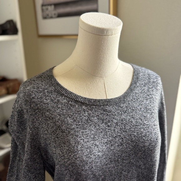 Old Navy Cozy Gray Crew Neck Sweater Sweatshirt Size Large - Picture 4 of 6